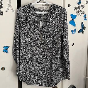 Beautiful black and white long sleeve blouse, perfect for any occasion!